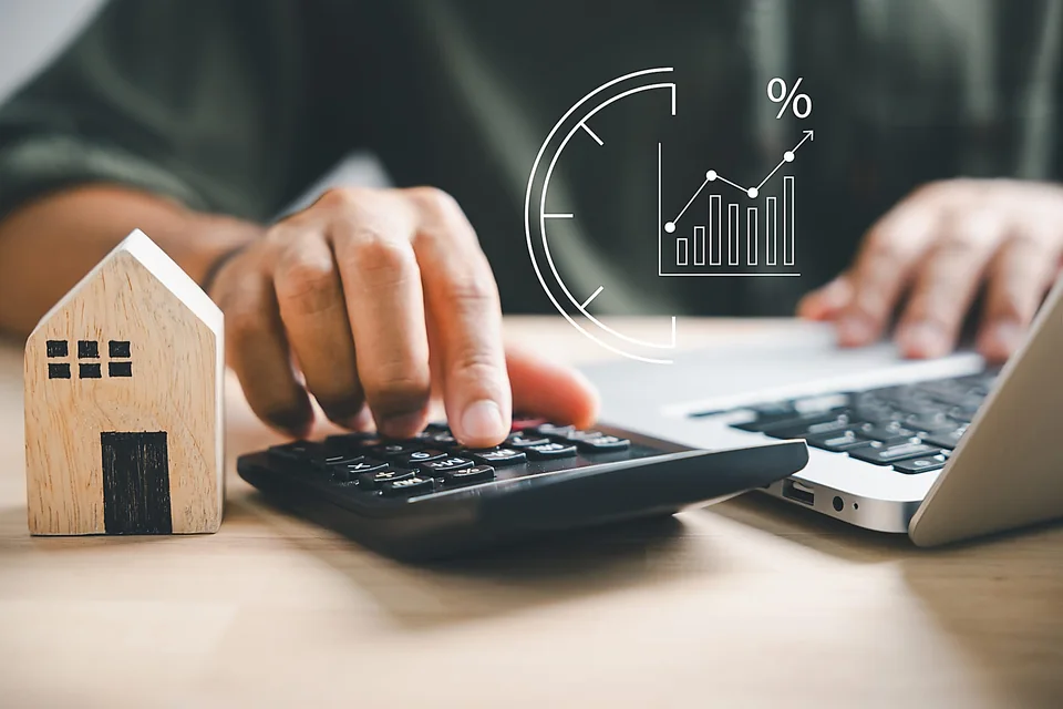 Valutazione del prezzo di vendita di una casa con calcolatrice e modellino