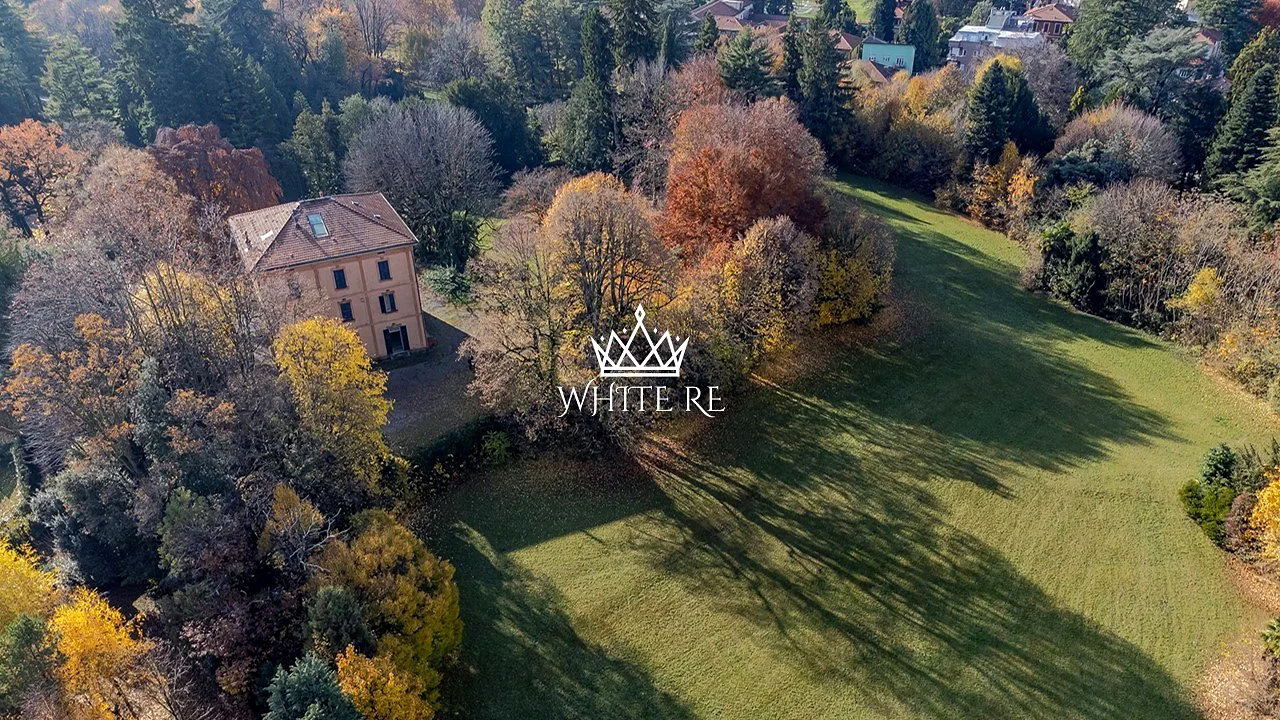 Veduta aerea autunnale della tenuta di Villa Spartivento a Varese